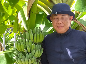 所長上原輝夫とバナナ